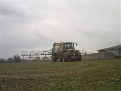 Lisiser sur blé avec fendt 916 et tonneau mauguin