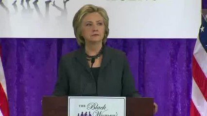 Clinton: Trump debe pedir disculpas a Obama