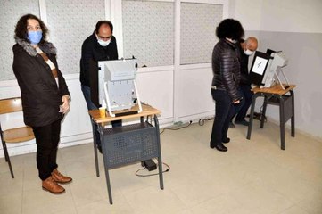 Gaziosmanpaşa'da vatandaşlar, Bulgaristan'daki seçimler için sandık başına gitti