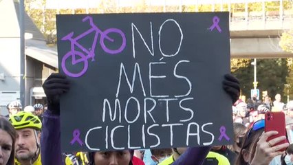 Emotiva y multitudinaria concentración en Girona por los ciclistas muertos en carretera
