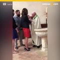 Sacerdote abofetea a nio frente a su familia en pleno bautizo