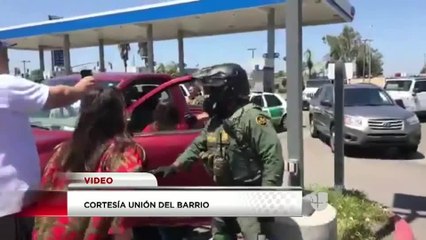 Quinceañera festeja frente al centro de ICE donde su papá está detenido