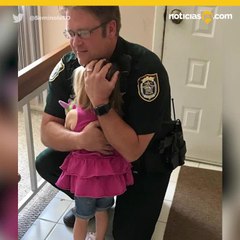 Reunión entre agente y niña que rescató tras ser olvidada en un auto toda la noche