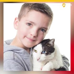 Niño adopta gato con su misma condición y son los mejores amigos
