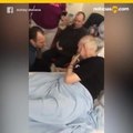 Hombre se despide de su perro fiel en el hospital antes de morir