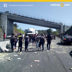 Vuelca un triler con libros en Mxico y nadie se los roba