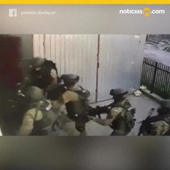 Intenta escapar de la policía por una ventana y cae a sus pies