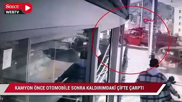 Kamyon önce otomobile sonra kaldırımdaki çifte çarptı