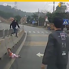 Bebé detiene el tráfico al gatear en carretera de Vietnam