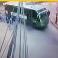 Adolescente sobrevive tras pasarle por encima un autobús