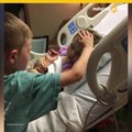 Niño consuela hermanita que esta muriendo por cancer.
