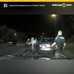 VIDEO: Oficial suspendido después de maltratar a una mujer de 65 años