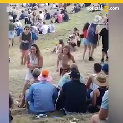 Mujer en topless es acosada y golpea a su acosador