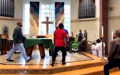 Un homme refuse de porter le masque dans une église et affirme que Dieu le protège !