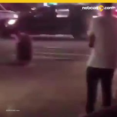 Choca y casi atropella a varios policas al huir de la escena