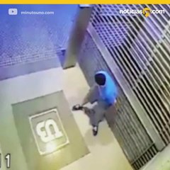 Hombre defeca en sitio público y luego cae sobre sus desechos