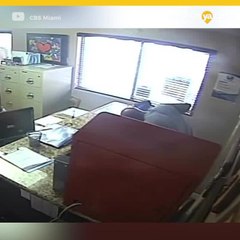 Policía golpea a su hija en la escuela tras portarse mal