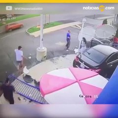 VIDEO: Niña de 14 años estrella auto contra clientes de heladería