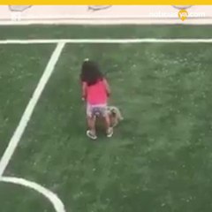 Graban a niña haciendo “volar” a perrito con su correa