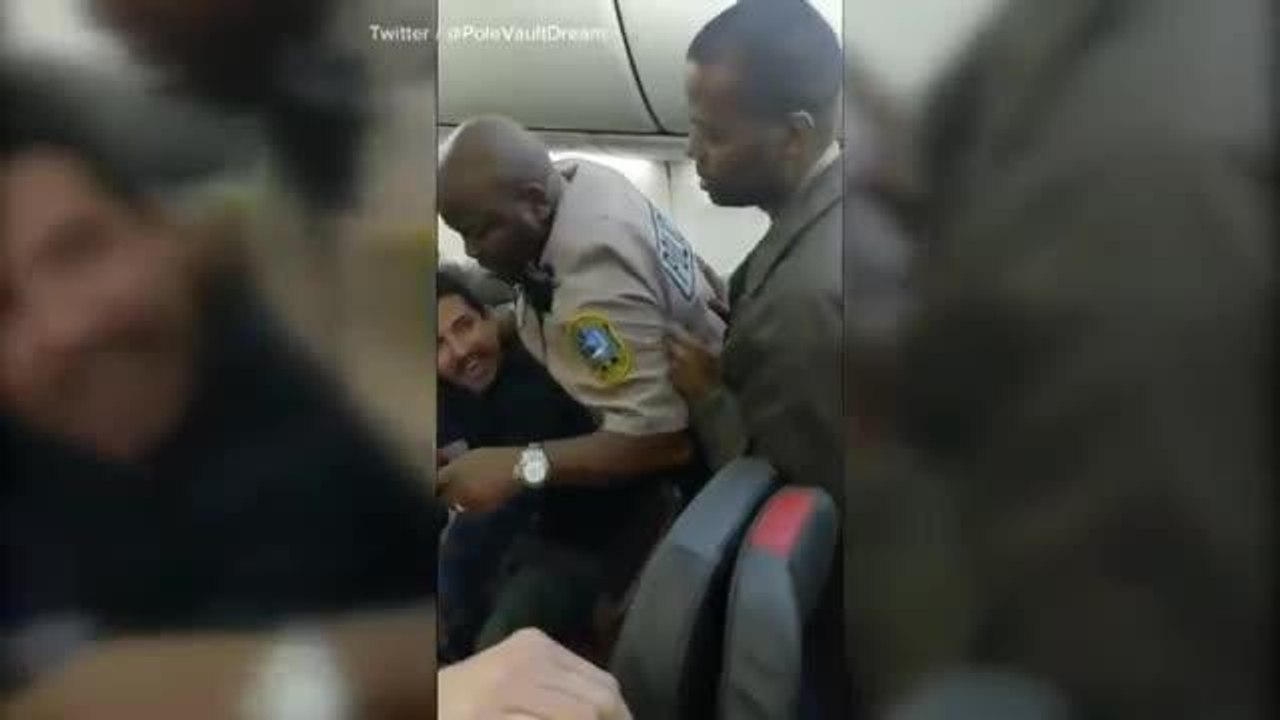 Pasajero expulsado de avion a electroshocks