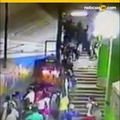 Hombre cae de unas escaleras a las v%c3%adas de un tren y sobrevive