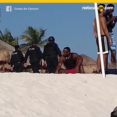 Policías se toman foto con turistas en topless en Cancún