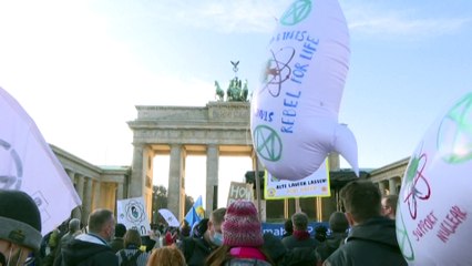 Ein Schritt zurück? Demonstranten fordern Erhalt der Atomkraft