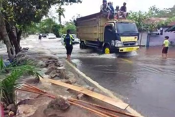 Air Menggenang Jalan Lintas Provinsi Sepanjang 200 meter