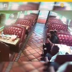 Graban a mujer robando propina de mesero y se hace viral