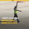 EMPLEADO DE AEROPUERTO DE NY BAILA Y SE VUELVE VIRAL