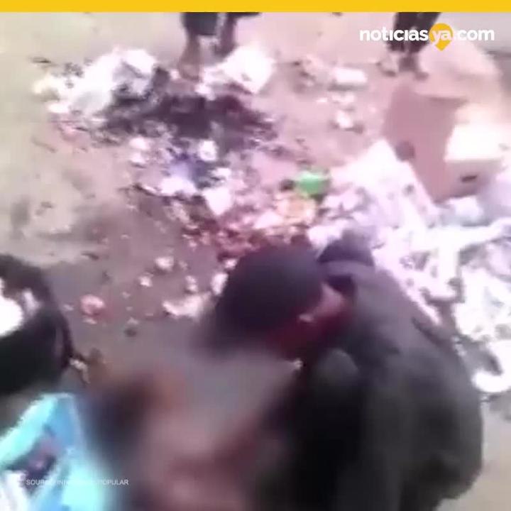 Mendigo come carne de perro en la calle en Vene...