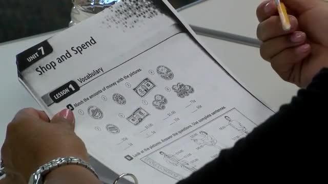 Distritos escolares cambian normas para aprendizaje de inglés