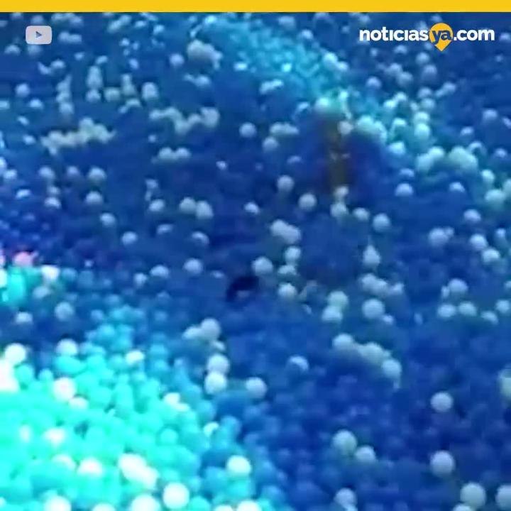 Casi se ahoga en alberca de pelotas