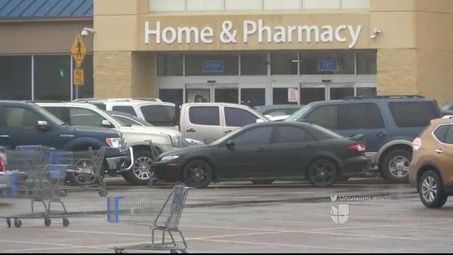 Noticias Laredo 5pm 122717 - Clip Walmart Shooting