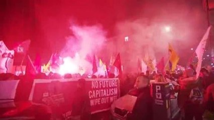 WM16x9N_IN-117WE_WEF_ PROTESTS OVER TRUMP VISIT TO DAVOS_CNNA-ST1-100000000464a48d_201_0W.wmv