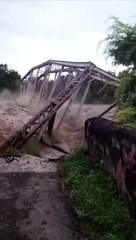 Jembatan roboh terbawa arus sungai