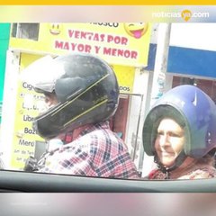 Mujer usa el casco mal y se hace viral