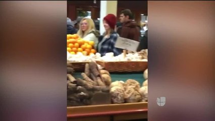 Trabajador sorprende a los clientes de un supermercado con voz