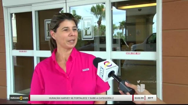 Noticias Laredo 10pm 082517 - Clip - harvey 2