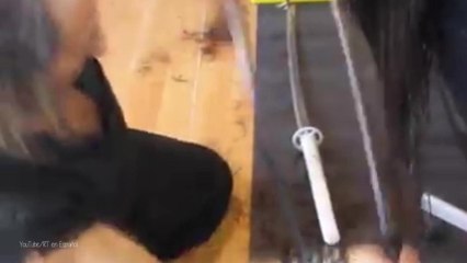 Peluquero corta con espadas