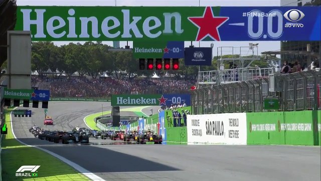 QUE LARGADA NO GP DE SÃO PAULO! Muita emoção na largada em que Max Verstappen assumiu a liderança da corrida ao passar o Bottas. Se liga! #ShowdoEsporte