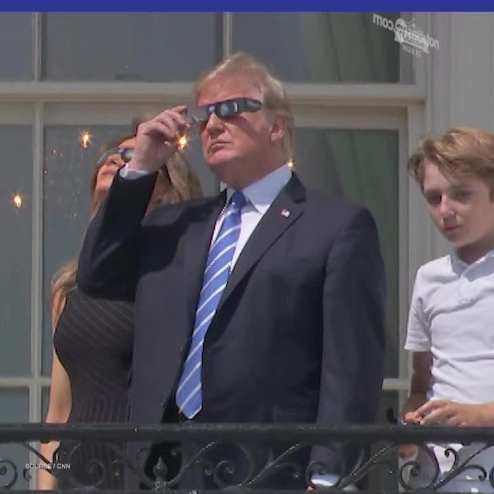 Trump observa el eclipse