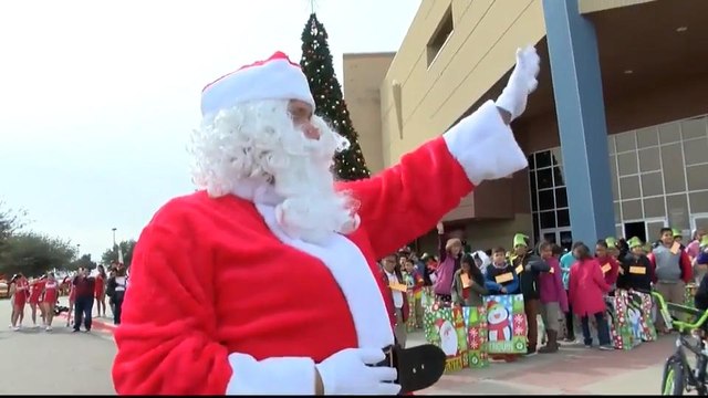 Noticias Laredo 5pm 121317 - Clip - santa claus1