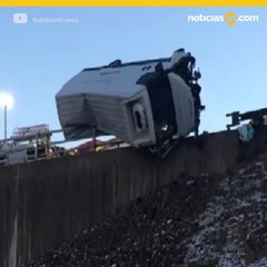 Policía sostiene camión para evitar que caiga de puente