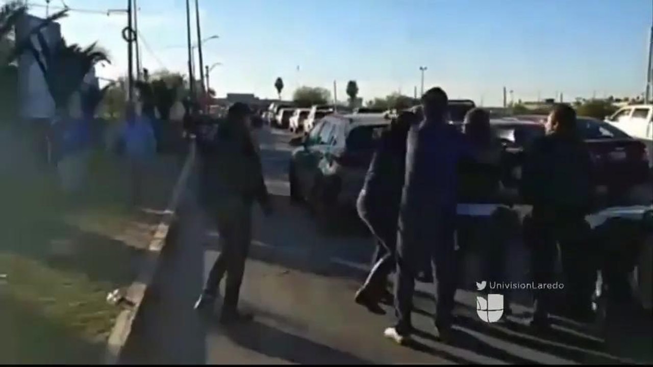 Noticias Laredo 5pm 112417 - Clip- Pelea En Puente