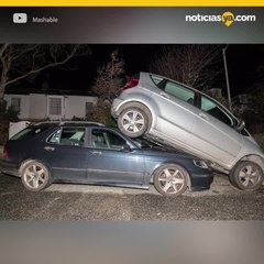 Conductora se estaciona de reversa y termina encima de otro vehículo