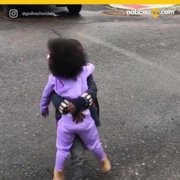 Emotivo encuentro de hermanitos