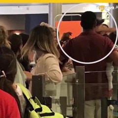 Pasajero con menor en brazos es golpeado por empleado de un aeropuerto.mp4
