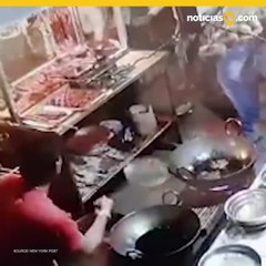Arroja aceite hirviendo a persona