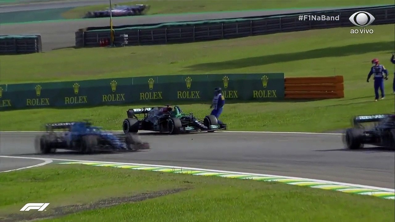 QUE VITÓRIA! Lewis Hamilton repete o gesto simbólico de Ayrton Senna e levanta a bandeira do Brasil após vencer o Grande Prêmio de São Paulo. #ShowdoEsporte #F1naBand